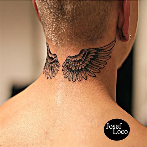 tatuajes en el cuello alas